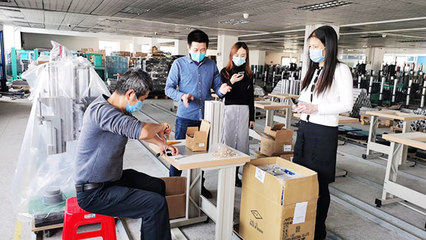 香洲區(qū)局長親臨聲峰公司，關(guān)懷指導超聲波焊接機模具助力抗疫復產(chǎn)與電子產(chǎn)品銷售